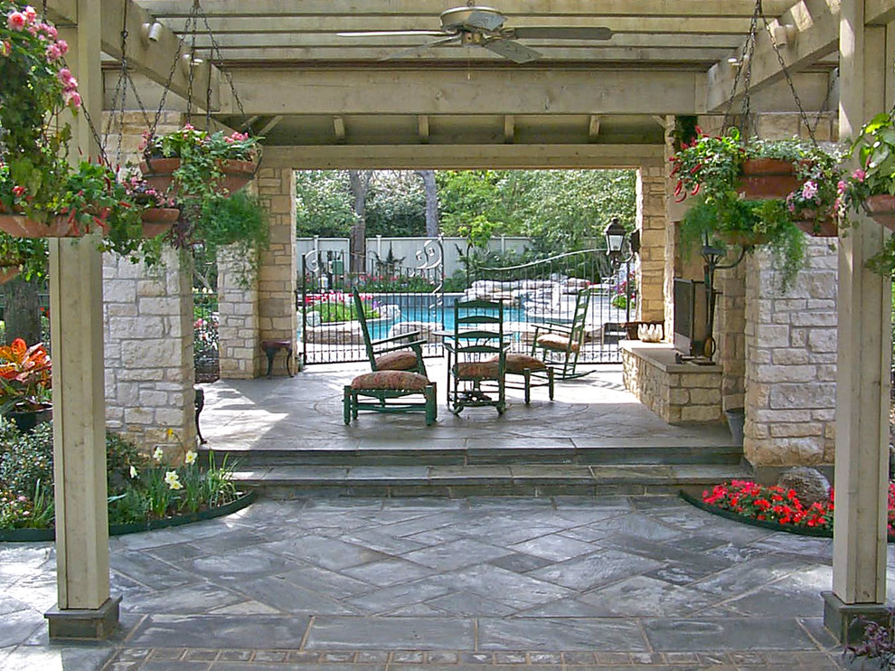 Design ideas for a traditional side yard garden in Dallas with natural stone pavers.