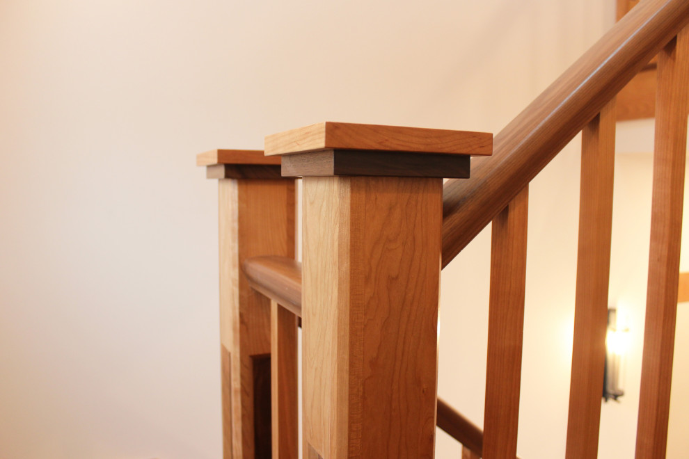 Ejemplo de escalera en U de estilo americano grande con escalones de madera, contrahuellas de madera y barandilla de madera