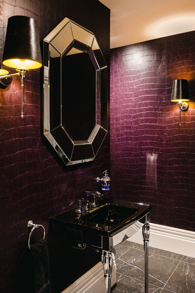 Inredning av ett modernt litet toalett, med lila väggar, marmorgolv, ett konsol handfat och svart golv