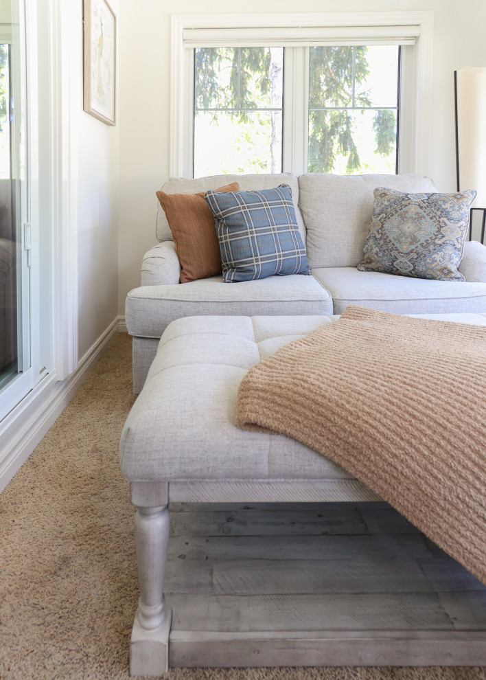 Example of a transitional home design design in Toronto