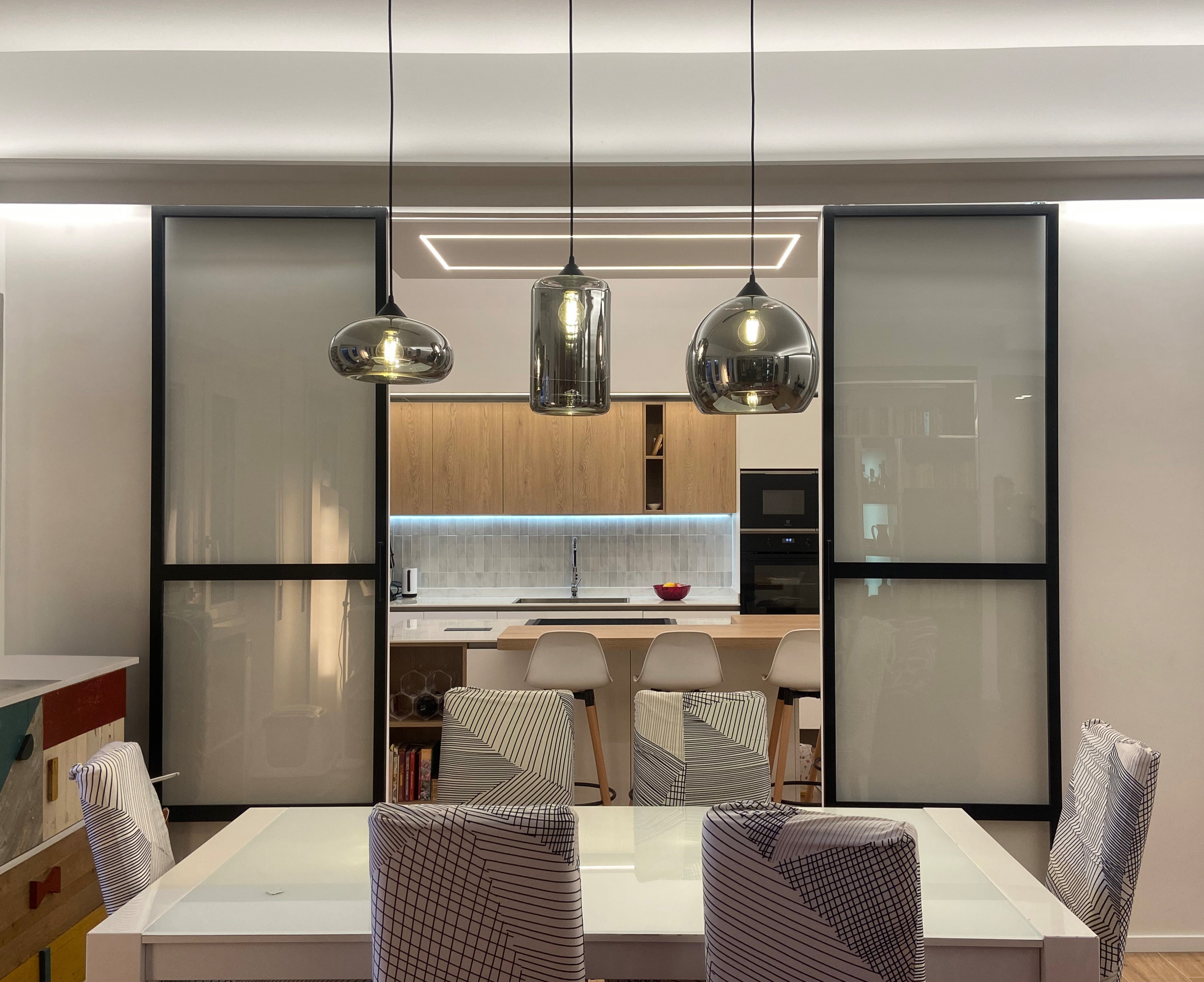Quattro vetrate industriali nel living