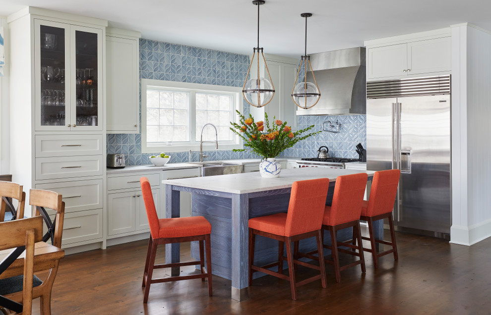 Idee per una cucina costiera con ante con riquadro incassato, ante bianche, top in quarzite, paraspruzzi blu e top grigio