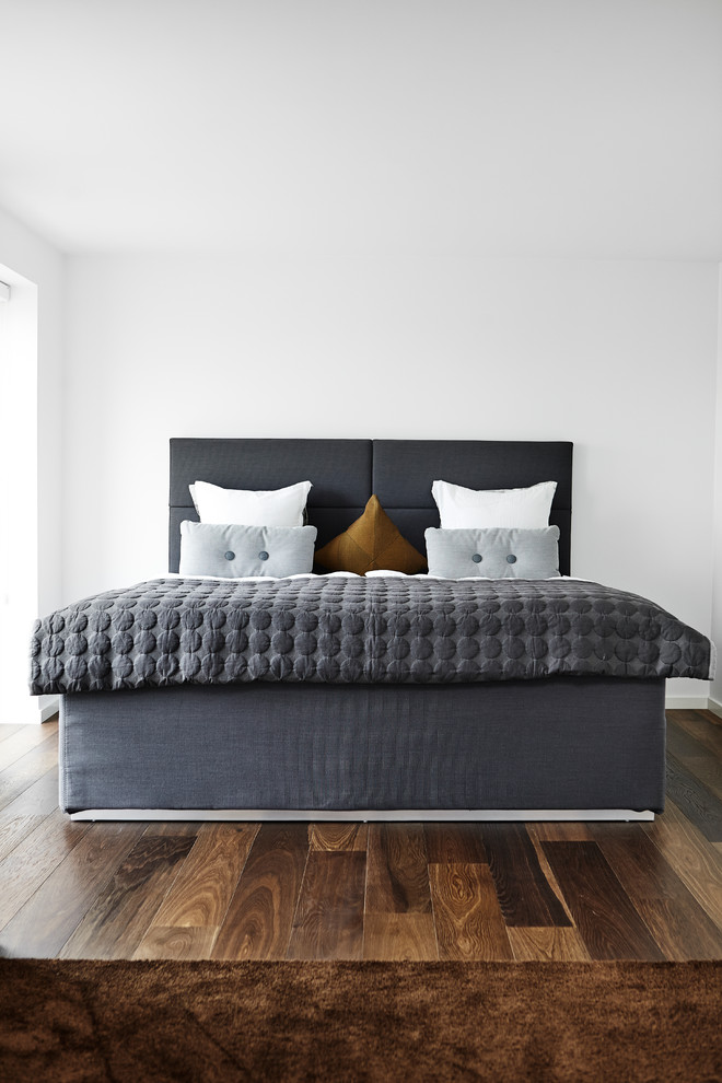 Design ideas for a modern bedroom in Aarhus.