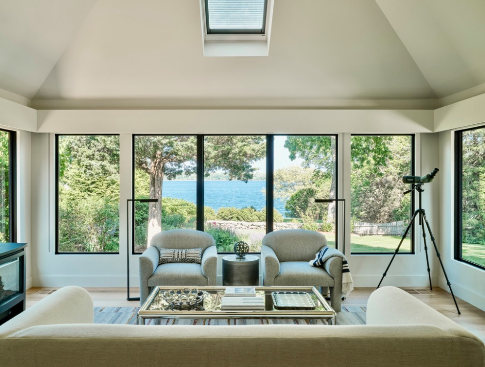 Diseño de sala de estar abierta y abovedada contemporánea de tamaño medio con suelo de madera en tonos medios, paredes blancas y estufa de leña