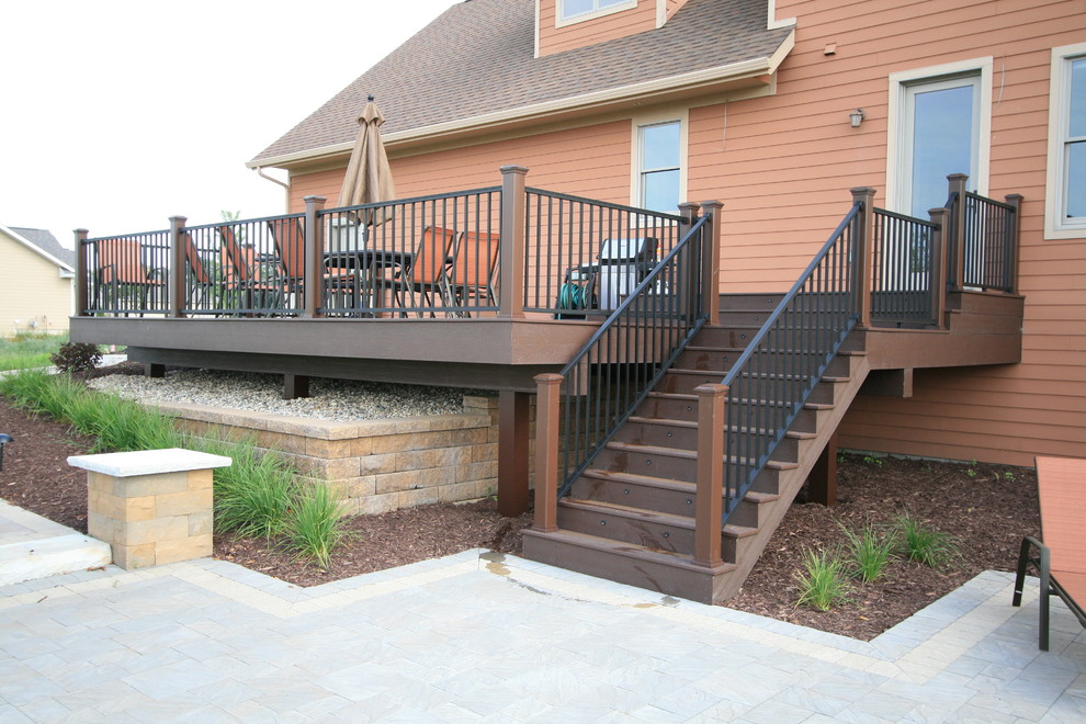 Mid-sized minimalist backyard deck photo