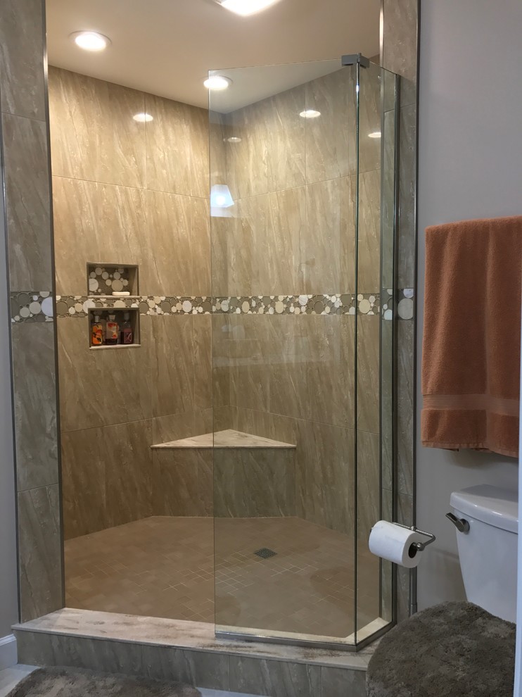 Mid-sized transitional bathroom photo