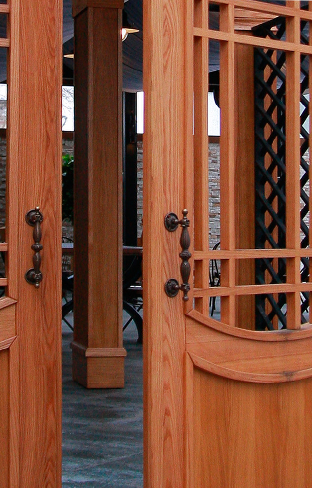 Двери наружные, массив дерева (ясень)