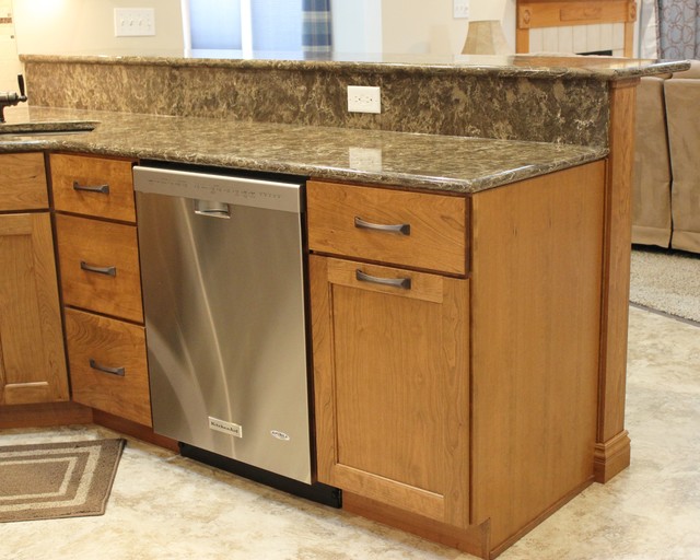 Erie, IL- Cherry Compliments Oak in a Remodeled Kitchen klassisk-koek