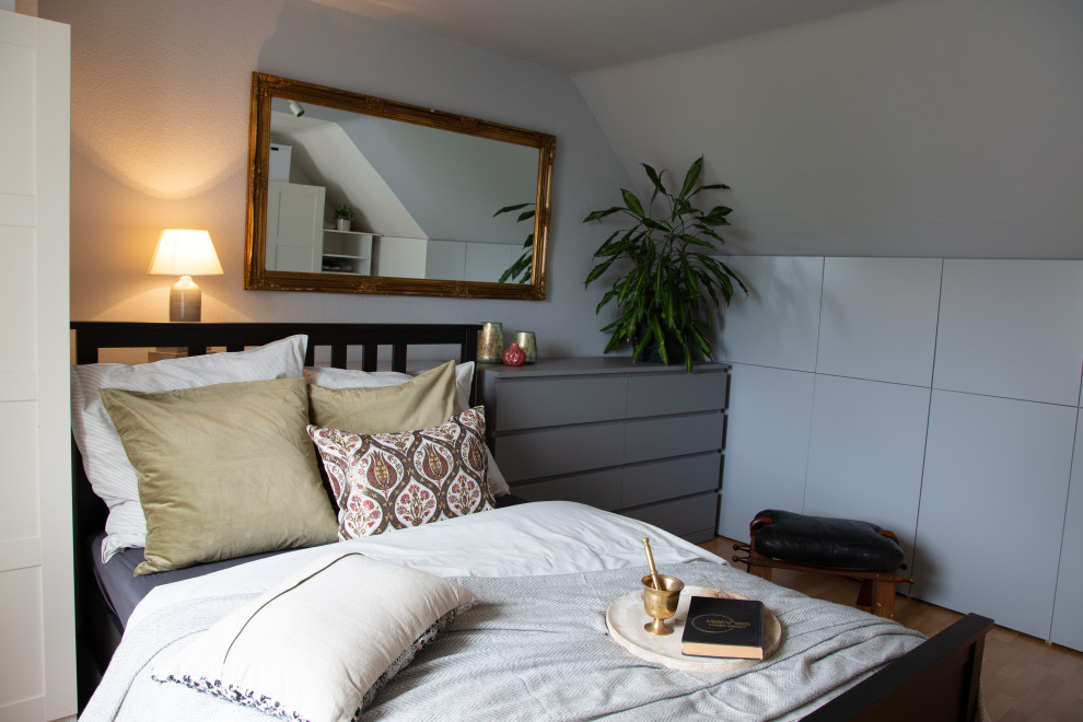 Mittelgroßes Mediterranes Hauptschlafzimmer mit weißer Wandfarbe, Laminat, beigem Boden, Tapetendecke und Tapetenwänden in Sonstige