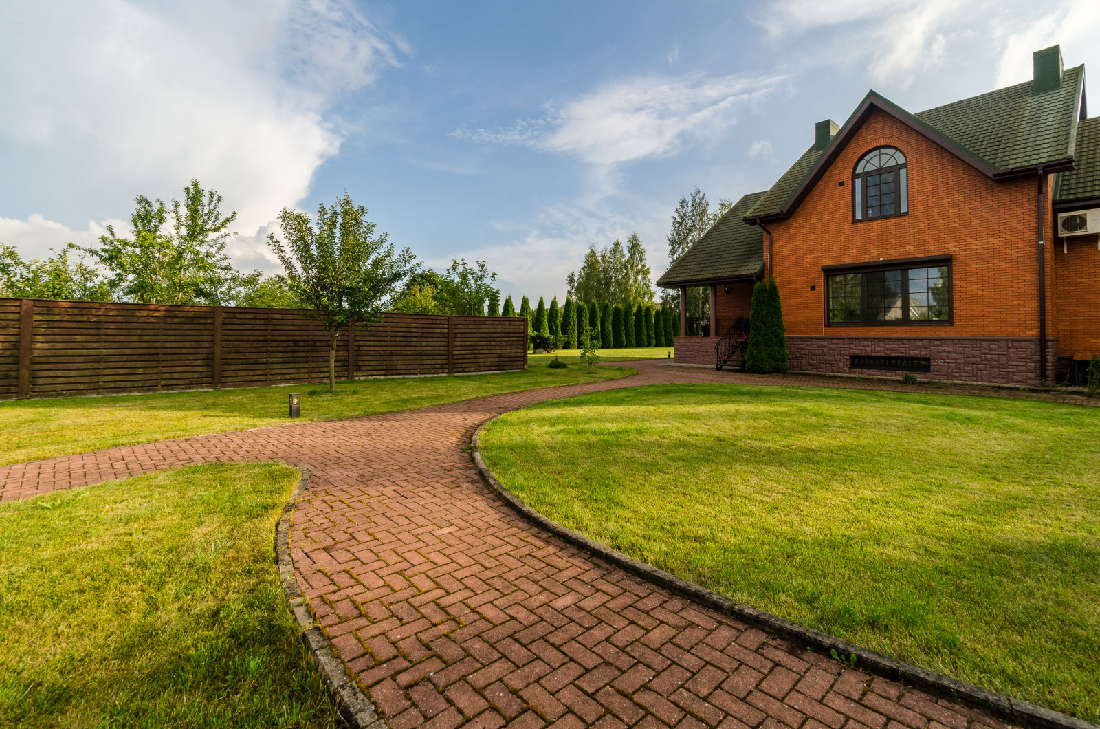 ОЧЕНЬ БОЛЬШОЙ- ШИКАРНЫЙ КОТТЕДЖ! В живописном месте, на берегу реки!