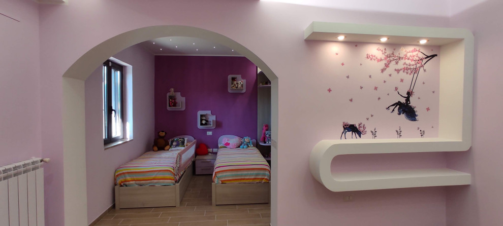 Immagine di una grande cameretta per bambini da 4 a 10 anni minimalista con pareti viola e pavimento in gres porcellanato