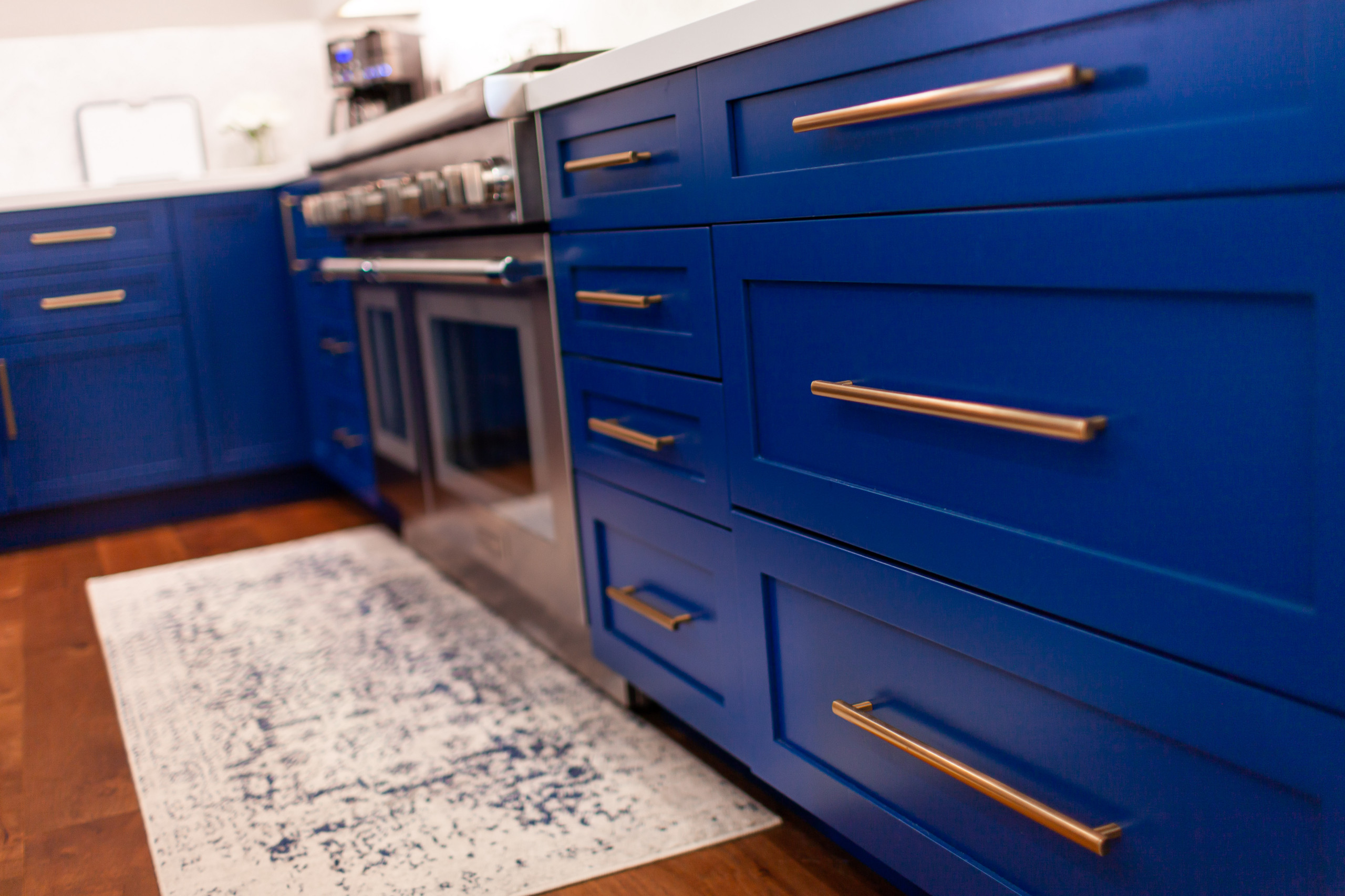 Stunning Kitchen w Blue Island