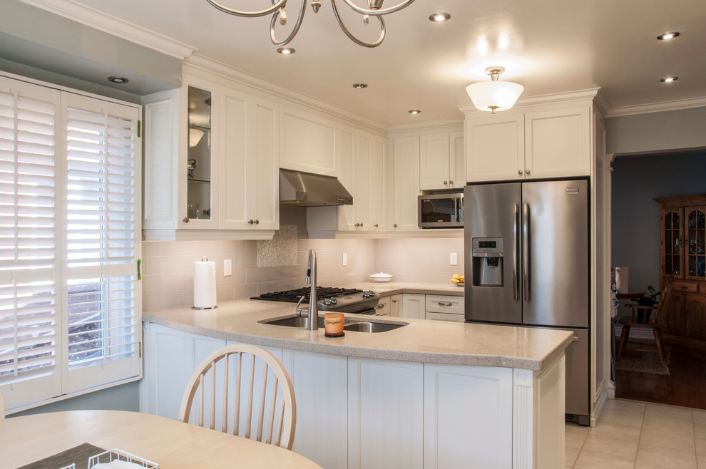 Kitchen - transitional kitchen idea in Toronto