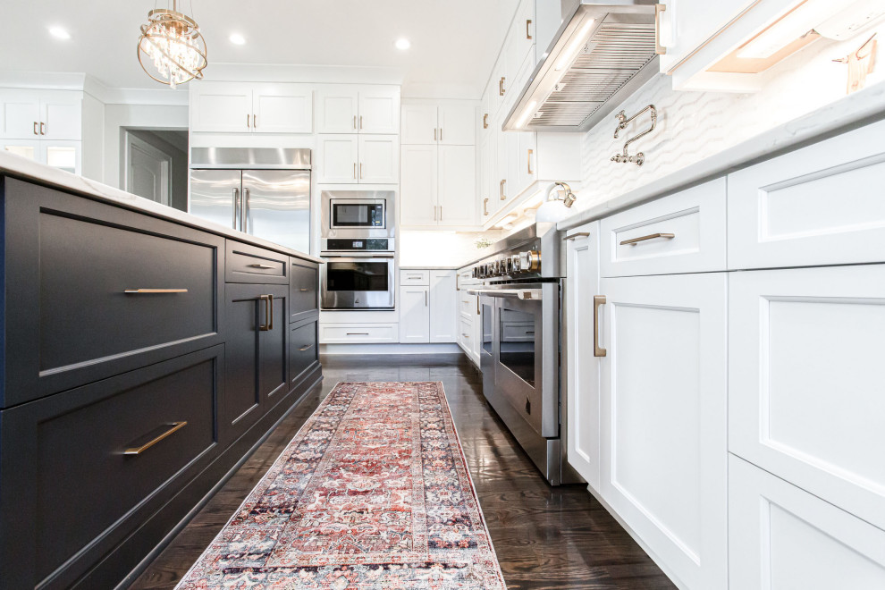 Open concept kitchen - large transitional u-shaped medium tone wood floor and brown floor open concept kitchen idea in Atlanta with an undermount sink, shaker cabinets, white cabinets, quartz countertops, white backsplash, subway tile backsplash, stainless steel appliances, an island and white countertops