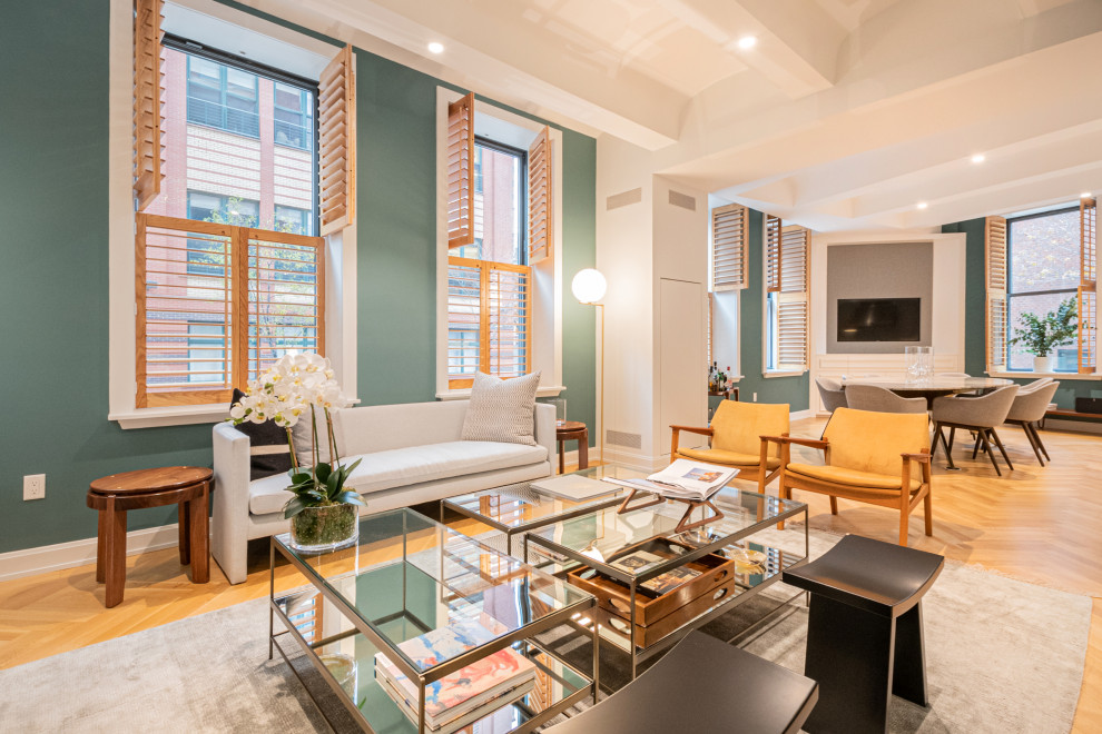 Foto di un grande soggiorno minimalista aperto con libreria, pareti bianche, pavimento in legno massello medio, parete attrezzata, pavimento marrone e soffitto a volta