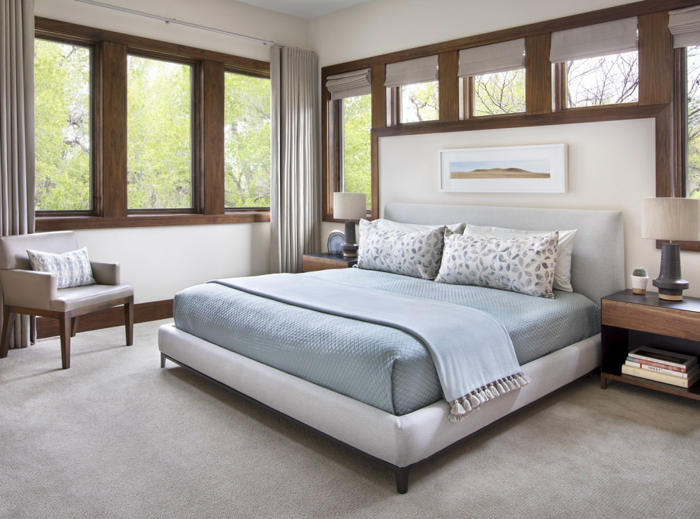Mittelgroßes Uriges Hauptschlafzimmer ohne Kamin mit weißer Wandfarbe und Teppichboden in Denver