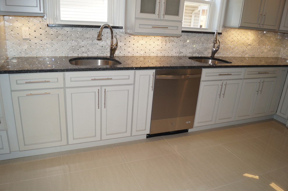 Kitchen - transitional kitchen idea in New York