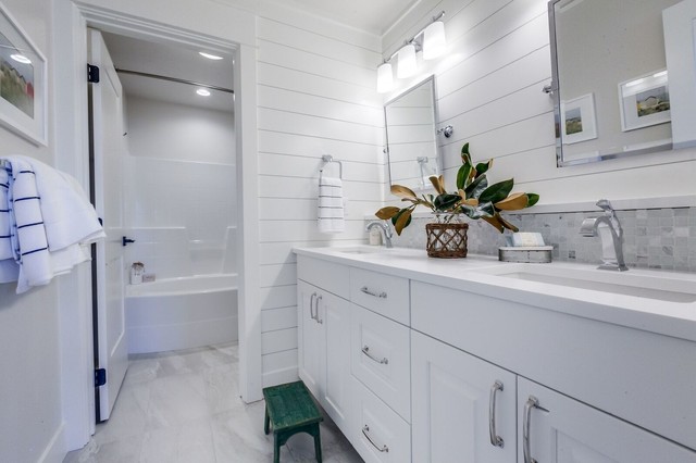 2017- Parade Home klassisch-modern-badezimmer