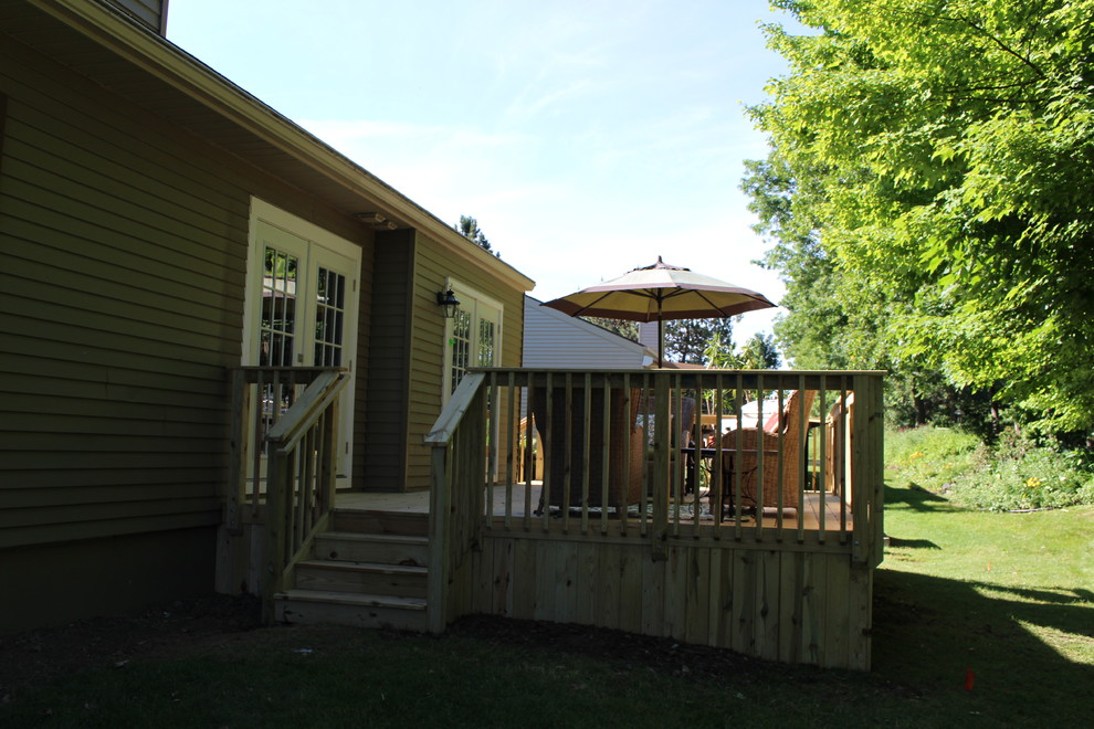 Inspiration for a small transitional backyard deck remodel in Detroit with no cover