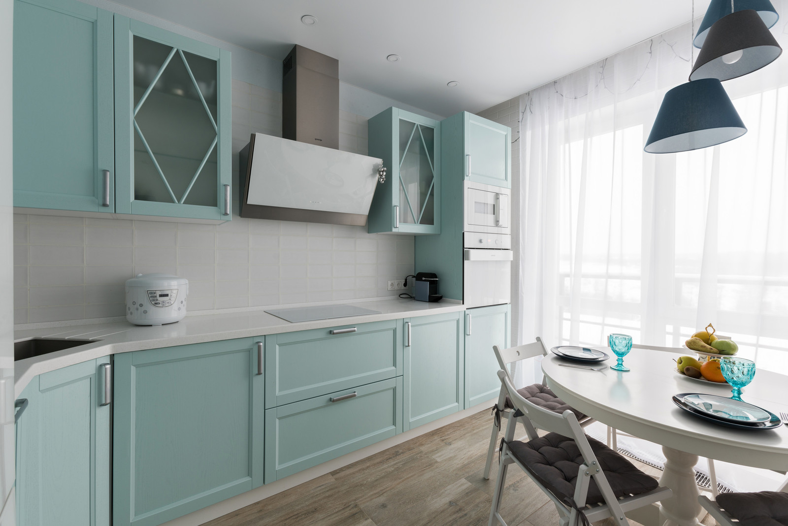 Мятная кухня с рамочными фасадами