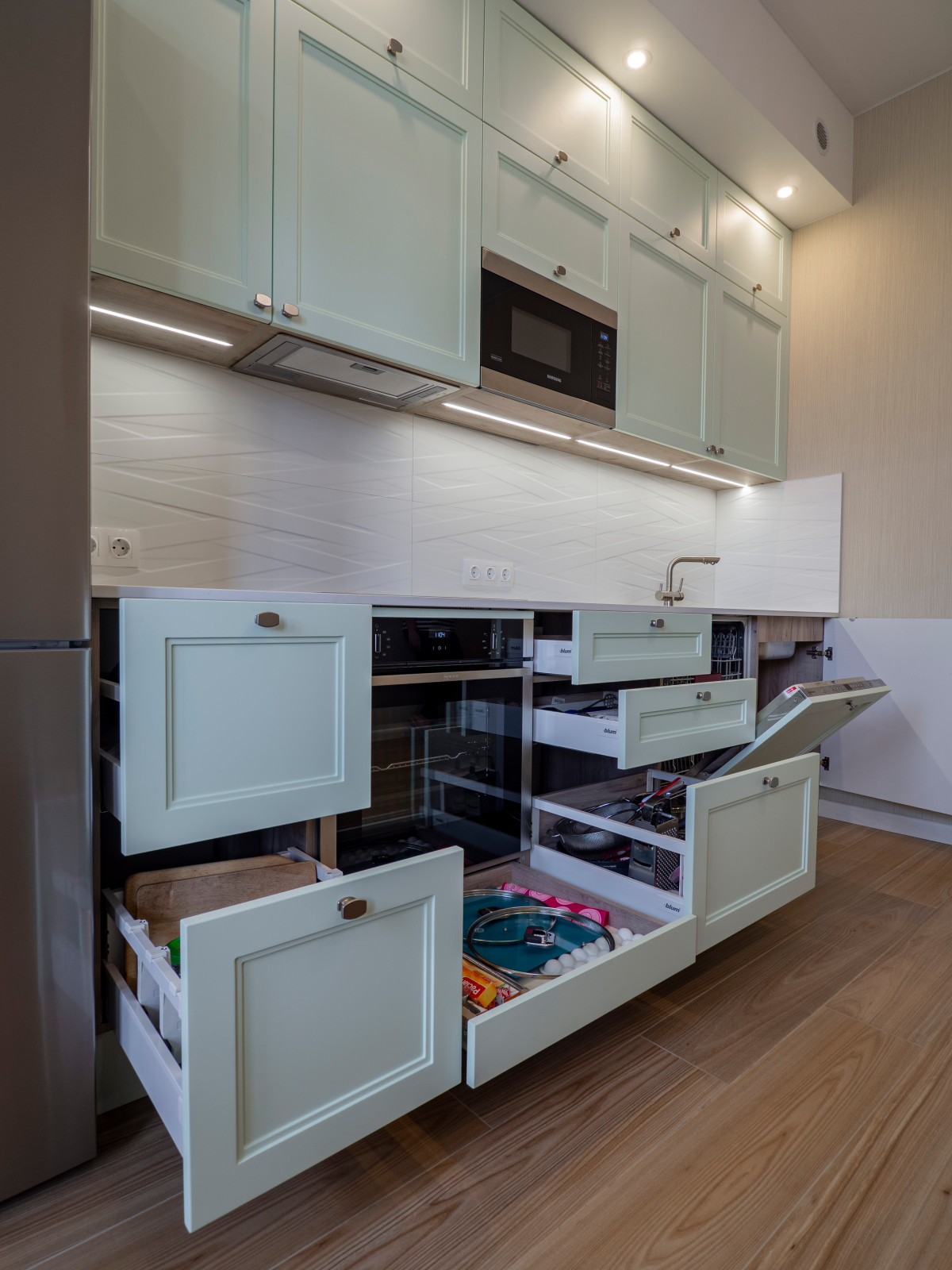 Нежная светло-мятная кухня в стиле неоклассика