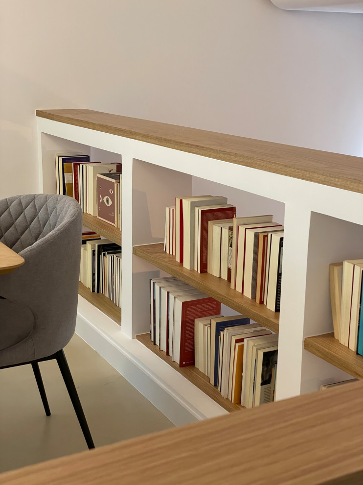 Diseño de comedor contemporáneo de tamaño medio abierto con paredes blancas, suelo de cemento, todas las chimeneas y suelo beige