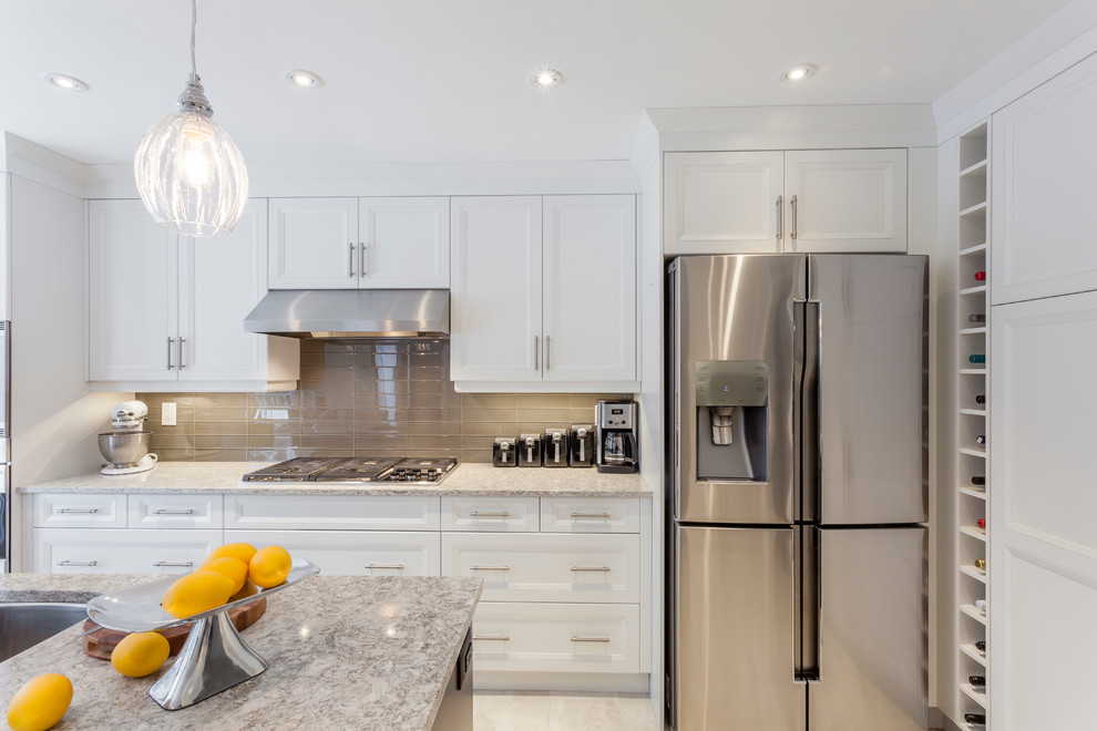 Kitchen - transitional kitchen idea in Toronto