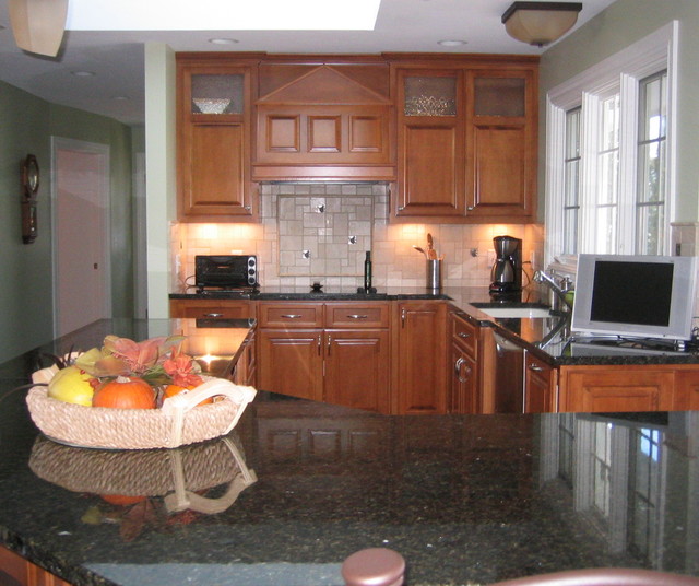 Traditional Riverfront traditional-kitchen
