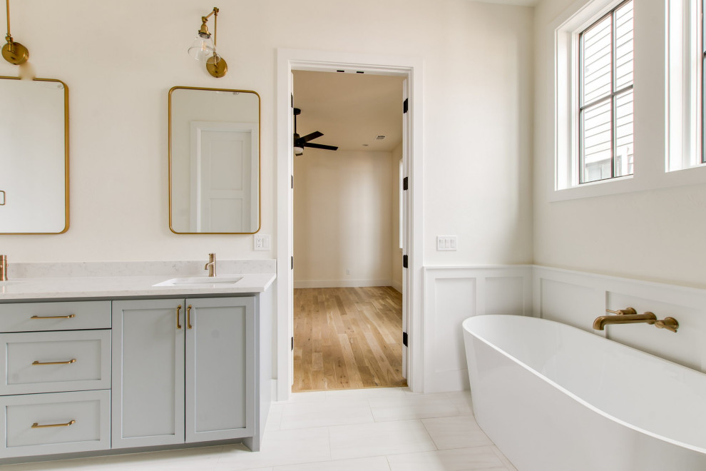 Источник вдохновения для домашнего уюта: главная ванная комната среднего размера в стиле кантри с фасадами в стиле шейкер, синими фасадами, угловым душем, унитазом-моноблоком, зеленой плиткой, керамической плиткой, белыми стенами, светлым паркетным полом, врезной раковиной, столешницей из искусственного кварца, белым полом, душем с распашными дверями, белой столешницей, тумбой под две раковины, встроенной тумбой и панелями на стенах