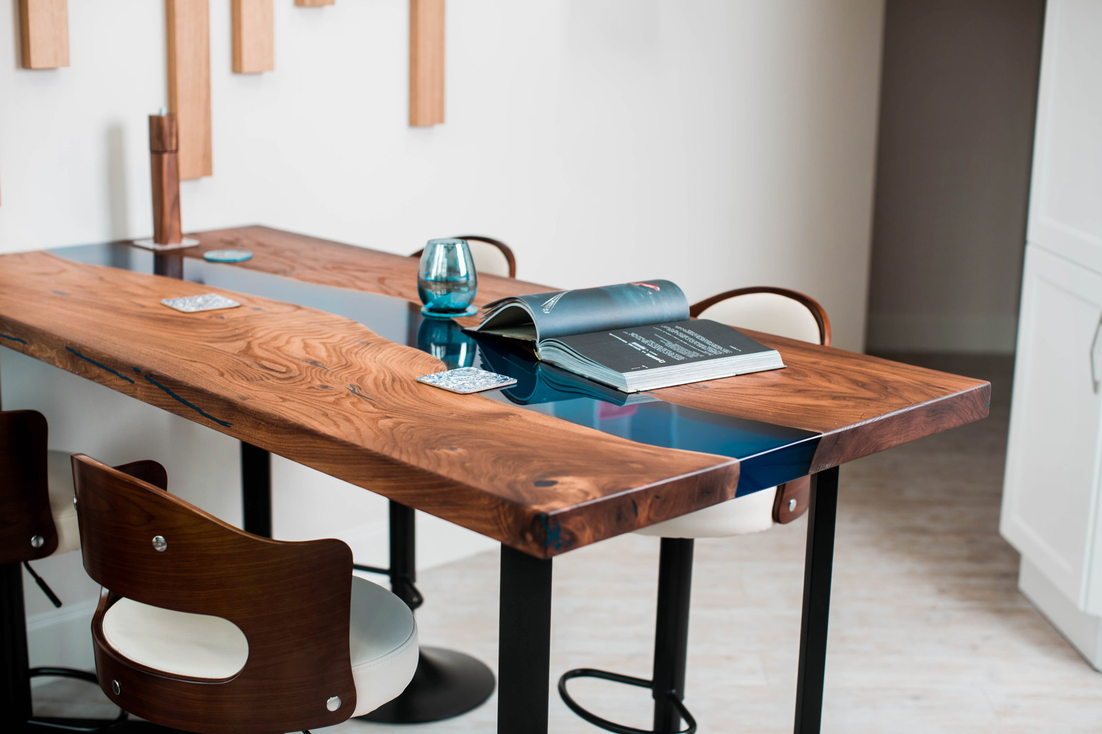 Столовая зона в квартире с панорамным видом Бертош