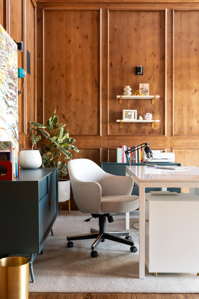 Inspiration pour un bureau minimaliste en bois avec un sol en bois brun, un bureau indépendant et un plafond en bois.