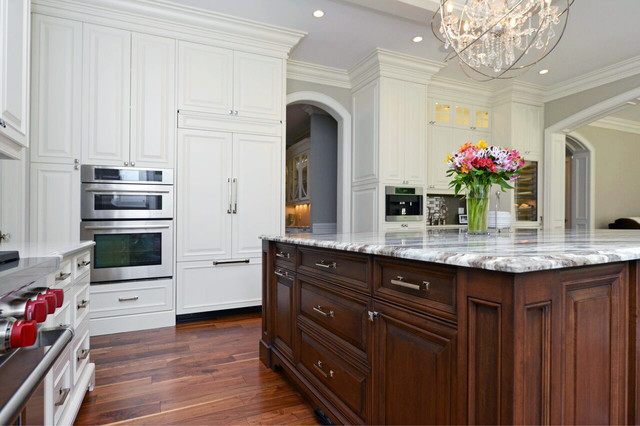 Luxurious Kitchen With Crown Moulding klassisk-koek