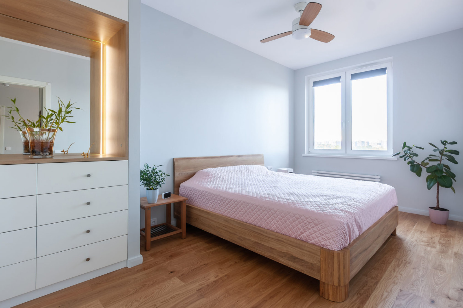 Спальня в современном стиле в светлых тонах для хозяина дома