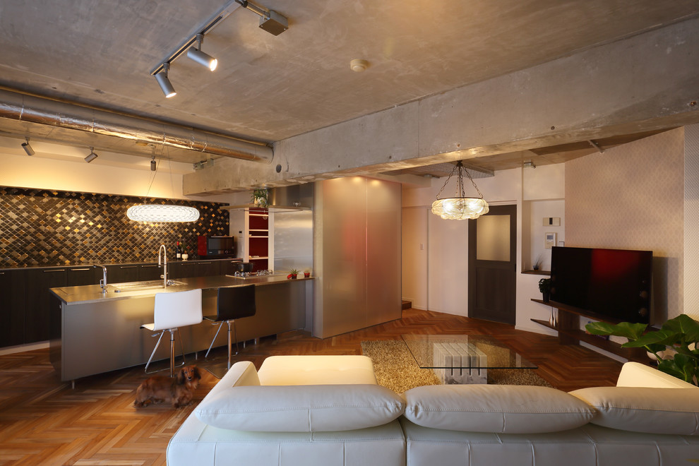 Inspiration for a contemporary living room in Tokyo Suburbs with medium hardwood floors and brown floor.