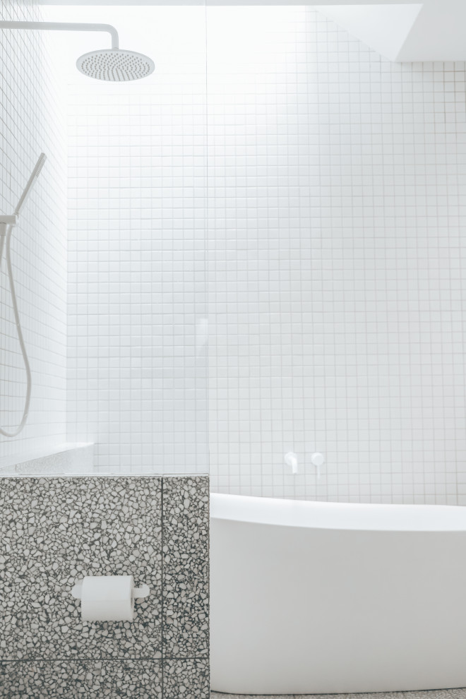 Immagine di una stanza da bagno per bambini costiera di medie dimensioni con vasca freestanding, doccia aperta, piastrelle bianche, piastrelle in ceramica, pareti bianche, pavimento alla veneziana e doccia aperta