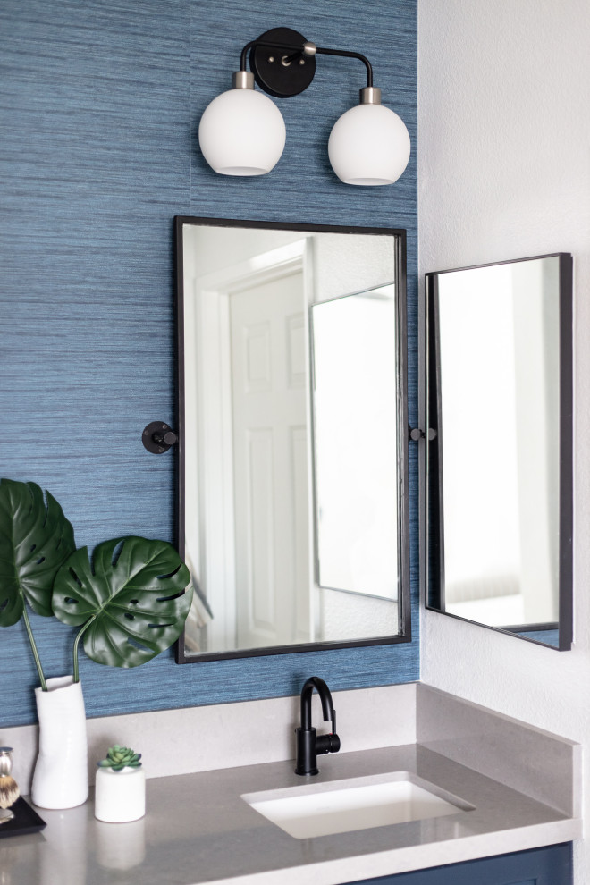 Réalisation d'une petite salle de bain principale minimaliste avec un placard à porte shaker, WC à poser, un carrelage bleu, des carreaux de porcelaine, un mur blanc, un sol en carrelage de porcelaine, un sol bleu, une cabine de douche à porte coulissante et meuble-lavabo encastré.