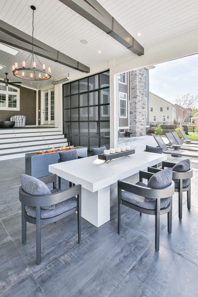 Стильный дизайн: большой двор на заднем дворе в стиле модернизм - последний тренд