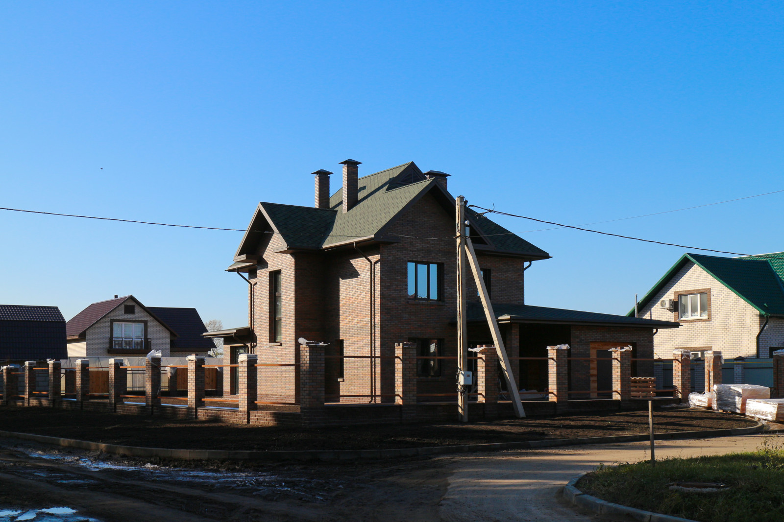 Двухэтажный кирпичный жилой дом с гаражом