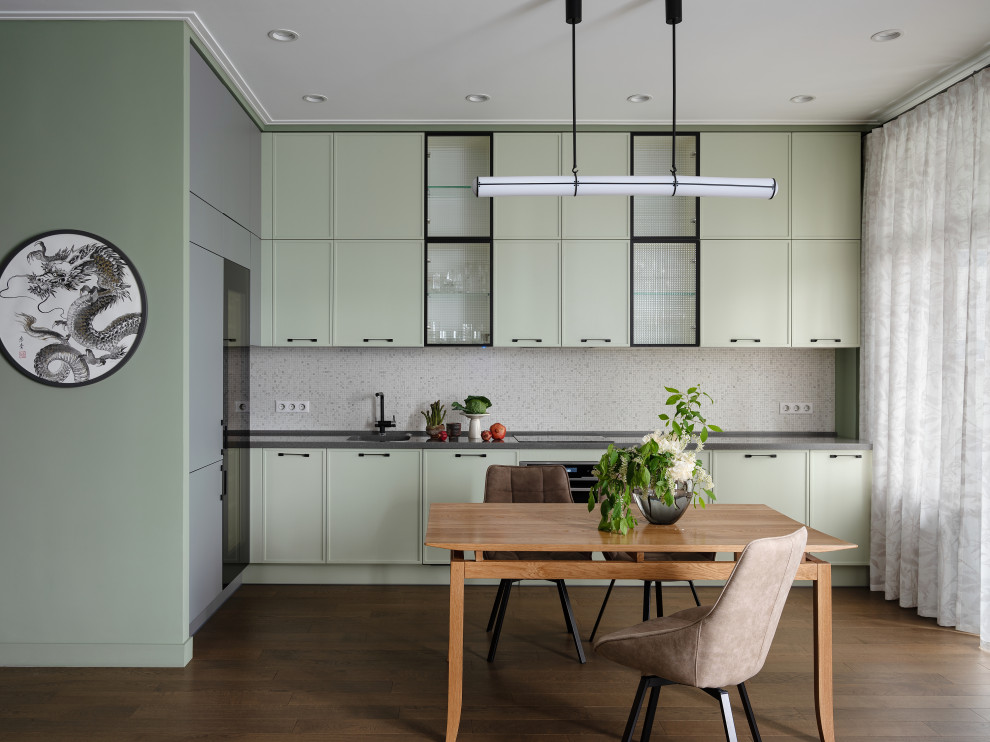 Inspiration for a mid-sized asian l-shaped eat-in kitchen in Moscow with green cabinets, quartzite benchtops, white splashback, mosaic tile splashback, medium hardwood floors and grey benchtop.