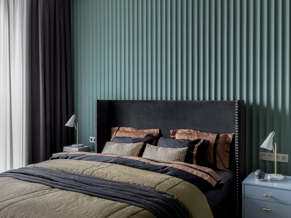 Modelo de dormitorio principal contemporáneo pequeño con paredes verdes, suelo de madera en tonos medios y suelo beige