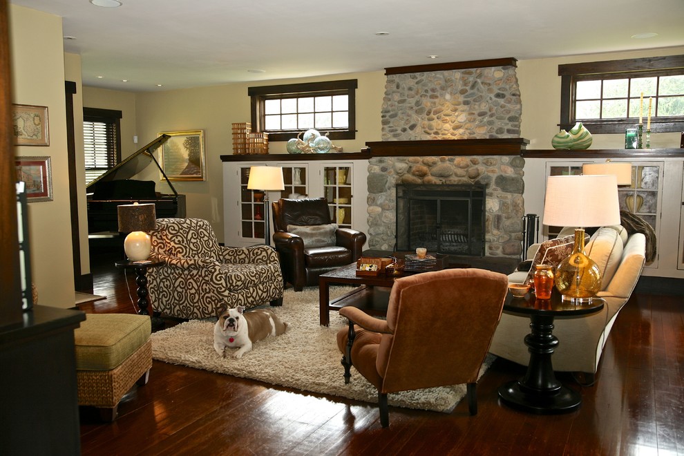 Inspiration for a traditional living room in Philadelphia.