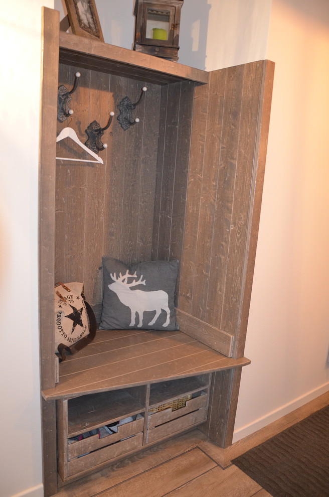 Mittelgroßer Shabby-Style Flur mit weißer Wandfarbe, dunklem Holzboden und beigem Boden in Berlin