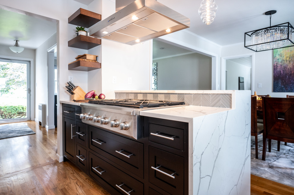 Inspiration for a transitional kitchen remodel in Bridgeport