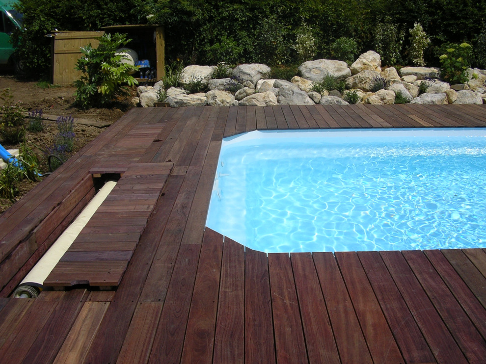 Aménagement autour d'une piscine avec terrasse en bois exotique