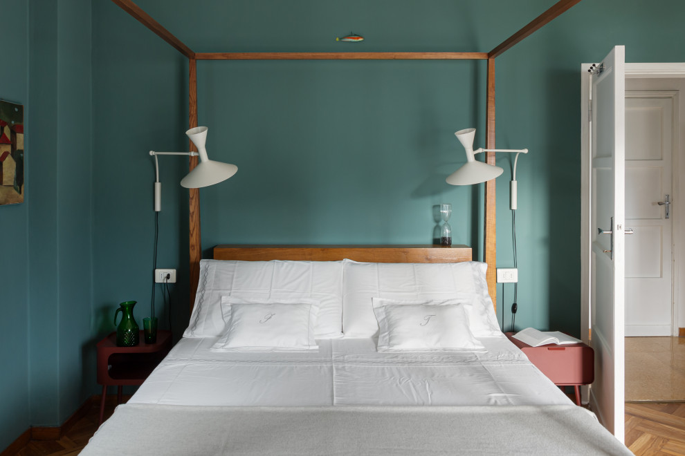 Immagine di una grande camera matrimoniale moderna con pareti verdi, pavimento in legno massello medio, pavimento beige e abbinamento di mobili antichi e moderni