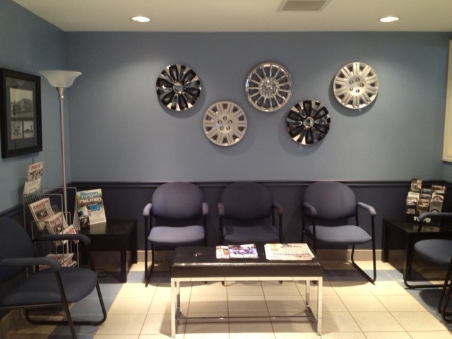 Waiting Room In A Tire Store Modern Gartenhaus Toronto