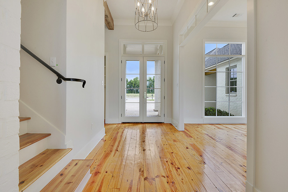 Entryway - mid-sized transitional entryway idea in New Orleans