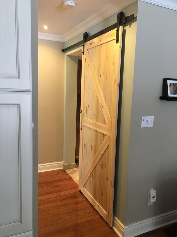 Example of a transitional home design design in Toronto