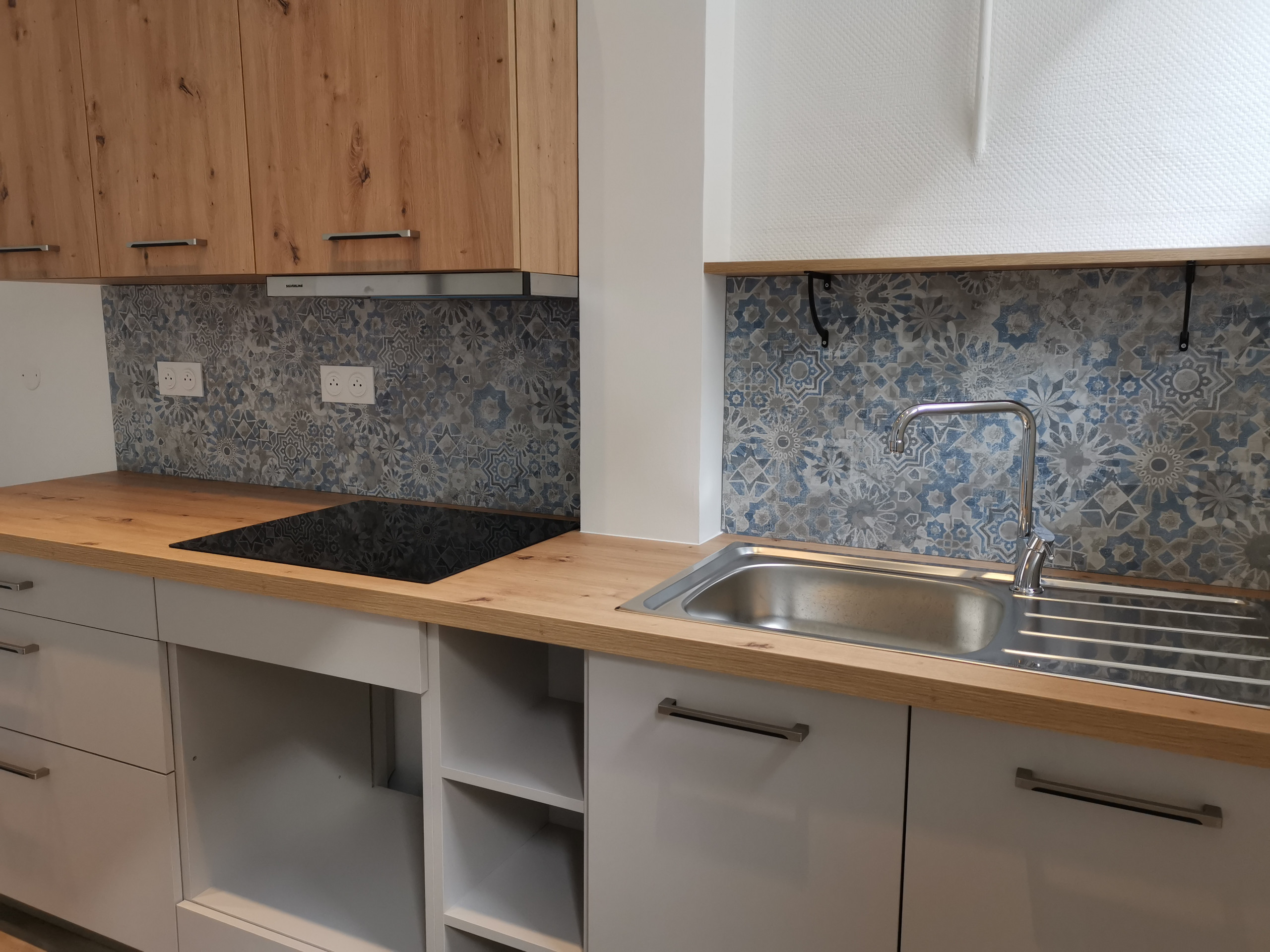 Beige et bois pour une ambiance chaleureuse.