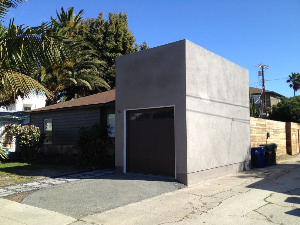 Inspiration for a mid-sized modern one-storey grey house exterior in Los Angeles with mixed siding, a hip roof and a shingle roof.